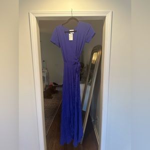 Never worn beautiful blue dress that ties at the waist